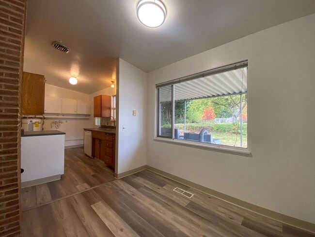 Building Photo - Des Moines Rambler w/ Large yard