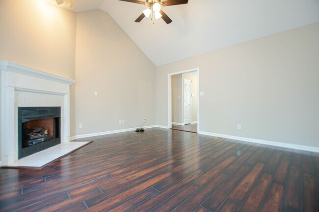 Building Photo - Three Bedroom with Bonus!