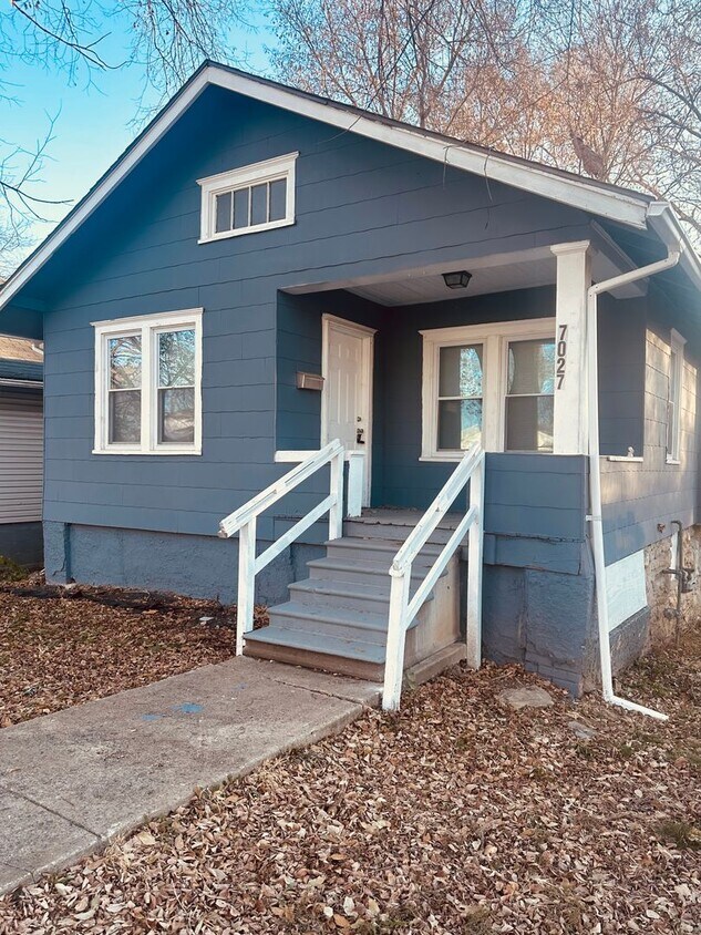 Primary Photo - 2 Bedroom 1 Bath Home For Rent! *** 1/2 OF...