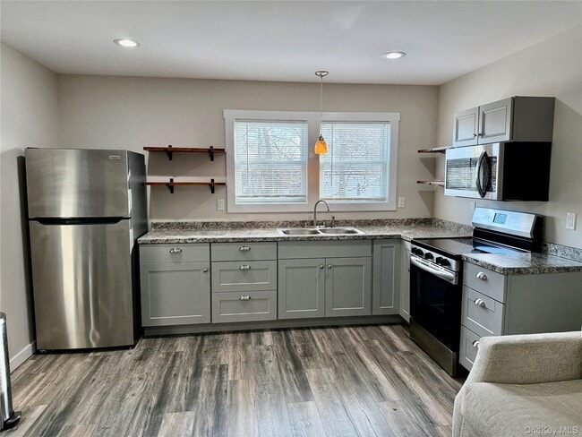 Building Photo - 341 Main St