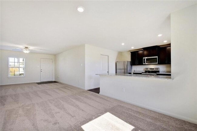 Building Photo - 525 Riverdale Dr