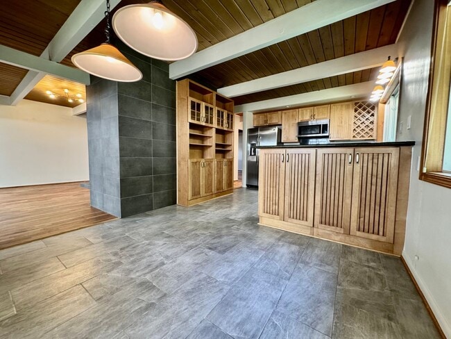 Building Photo - Mid-Century Gem near Meadowbrook Park!