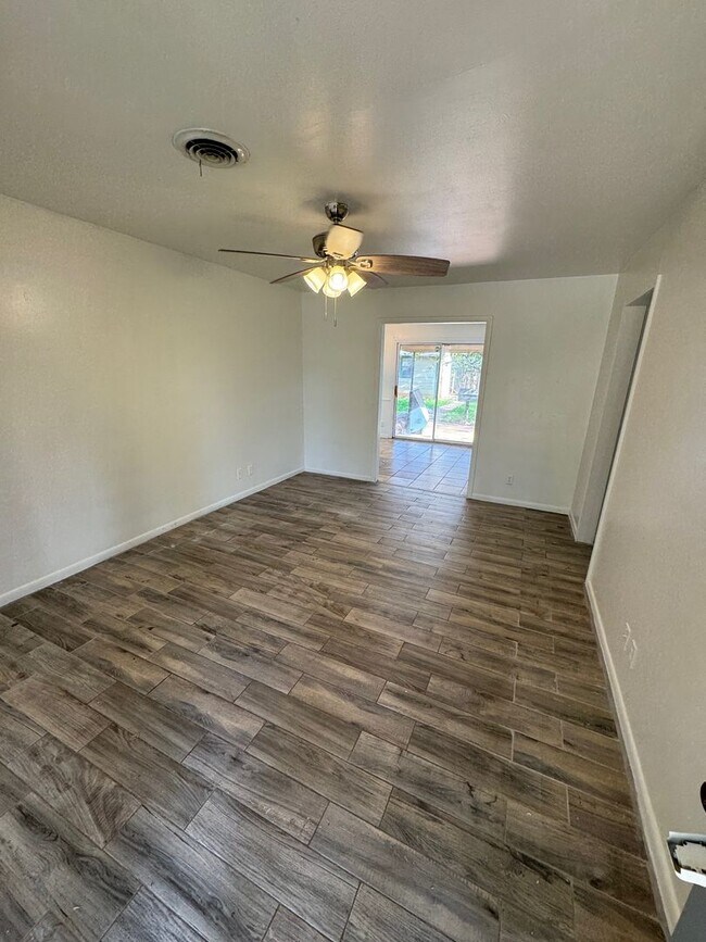 Foto del edificio - 2633 Minter Ln