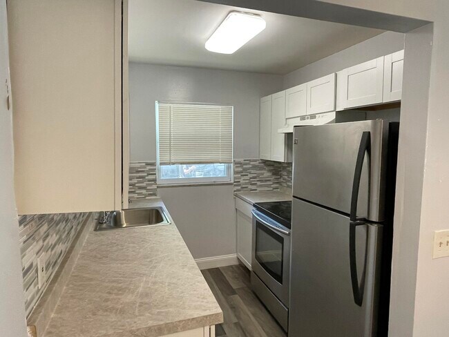 Building Photo - 650 S Pine St