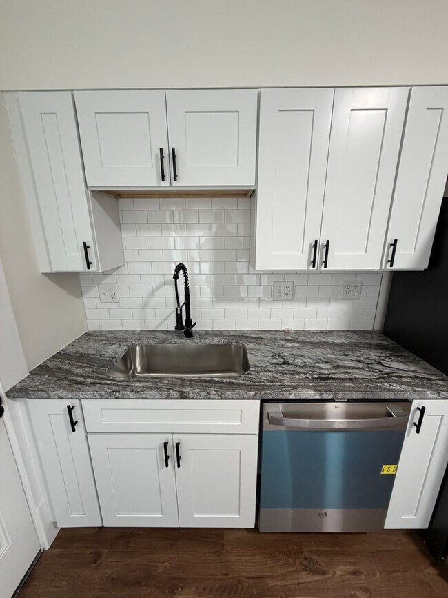 Foto del edificio - Rare 2-Full Bath Find: Pristine Renovation with Designer En-Suite & Granite