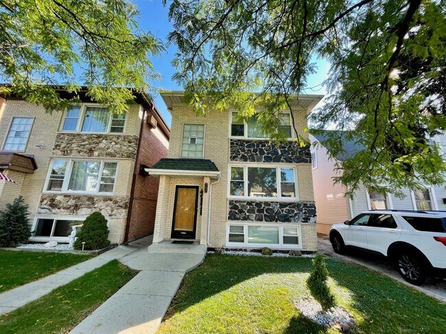 Foto del edificio - Freshly Renovated 3-Bed in Jefferson Park – In-Unit Laundry & Modern Upgrades!