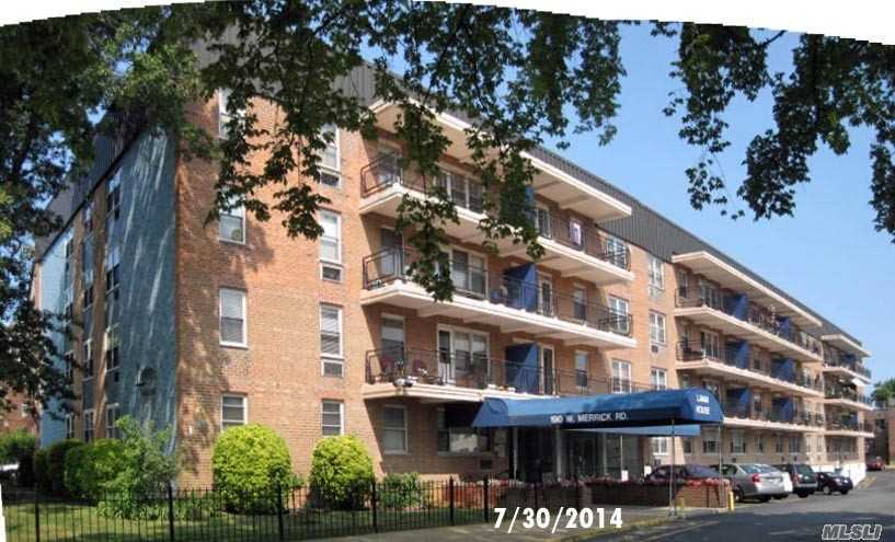 Primary Photo - 190 W Merrick Rd