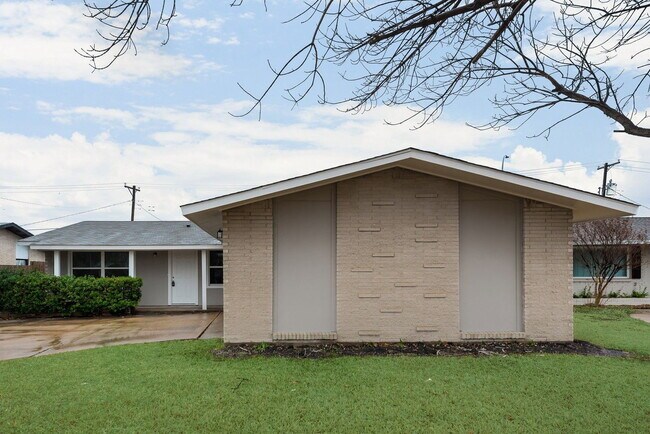 Building Photo - 12051 High Meadow Dr