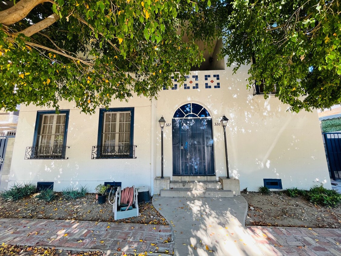 Primary Photo - Fresh & Fabulous Upper Level Glendale One ...