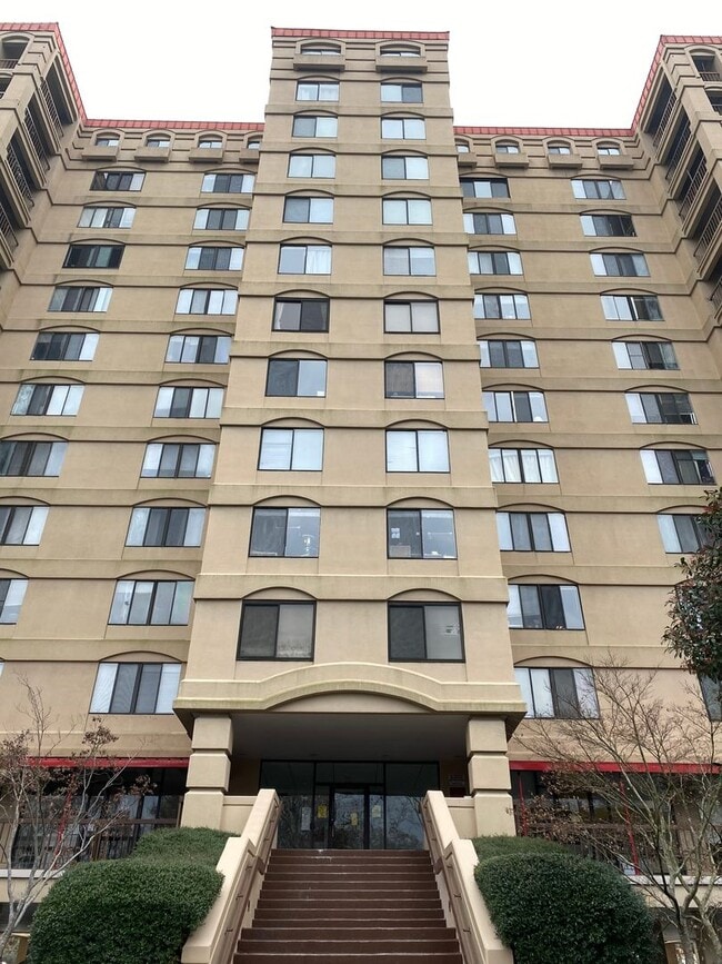Building Photo - 1600 Park Cir