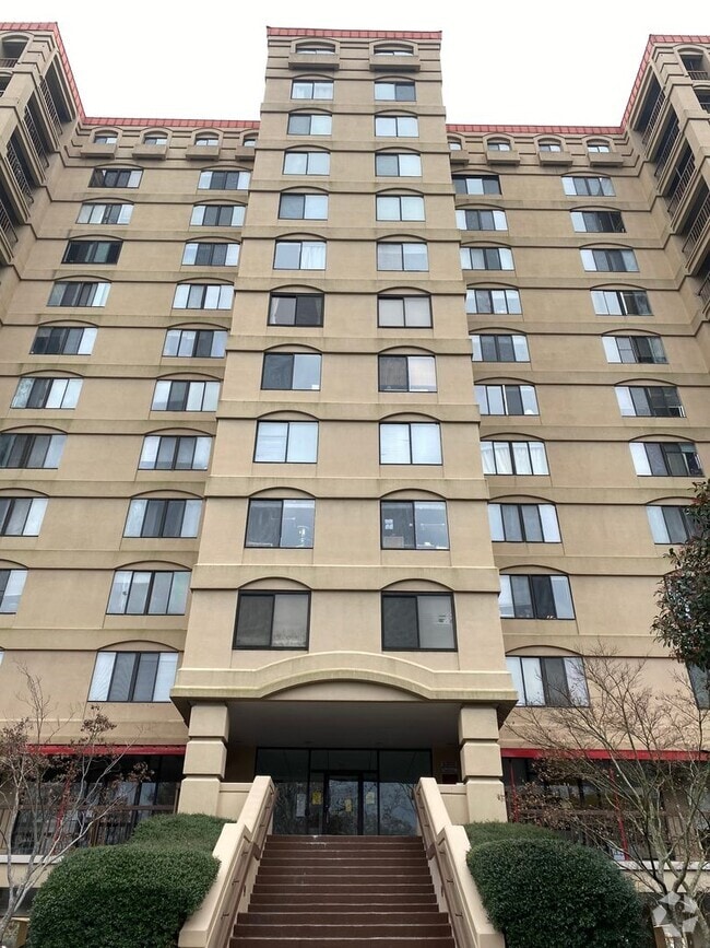 Building Photo - 1600 Park Cir