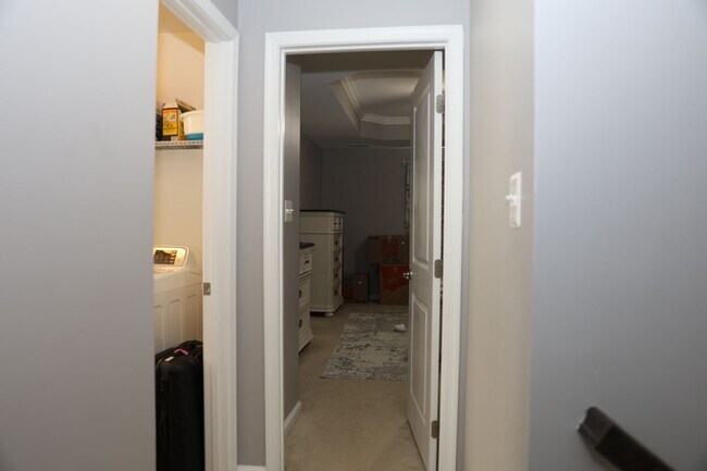 Building Photo - 5825 Rochefort St