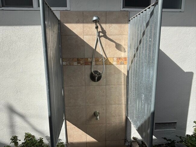 Ducha exterior - 4710 Jewel St