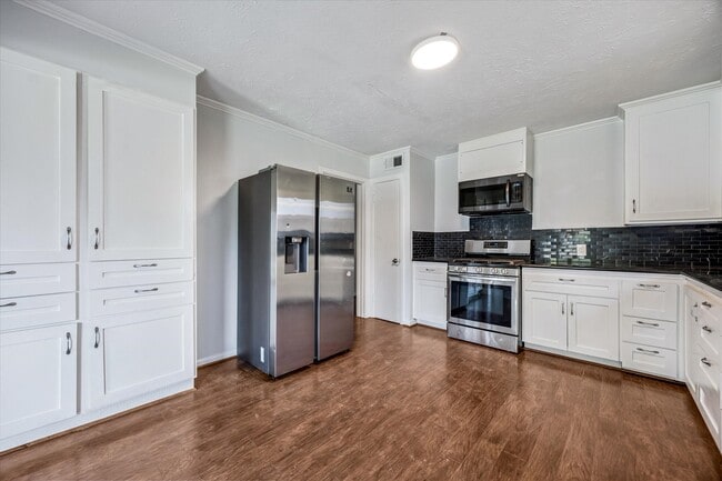 Building Photo - 3607 Blue Bonnet Blvd