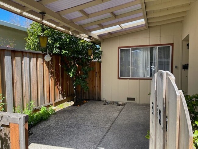 Foto del edificio - Lovely 3 Bedroom with spacious yard. Great location!
