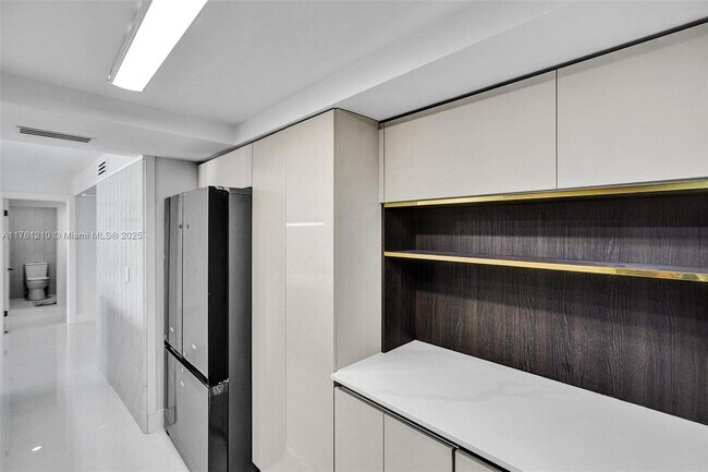 Building Photo - 6039 Collins Ave