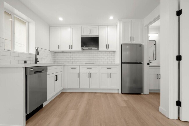 Building Photo - 4012 S Hillcrest Dr
