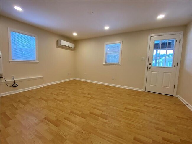 Building Photo - 841 Park Ave