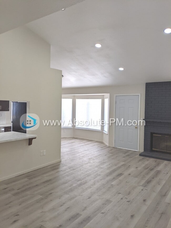 Building Photo - Amazing 4 Bedroom 2 Bath Home located in a...