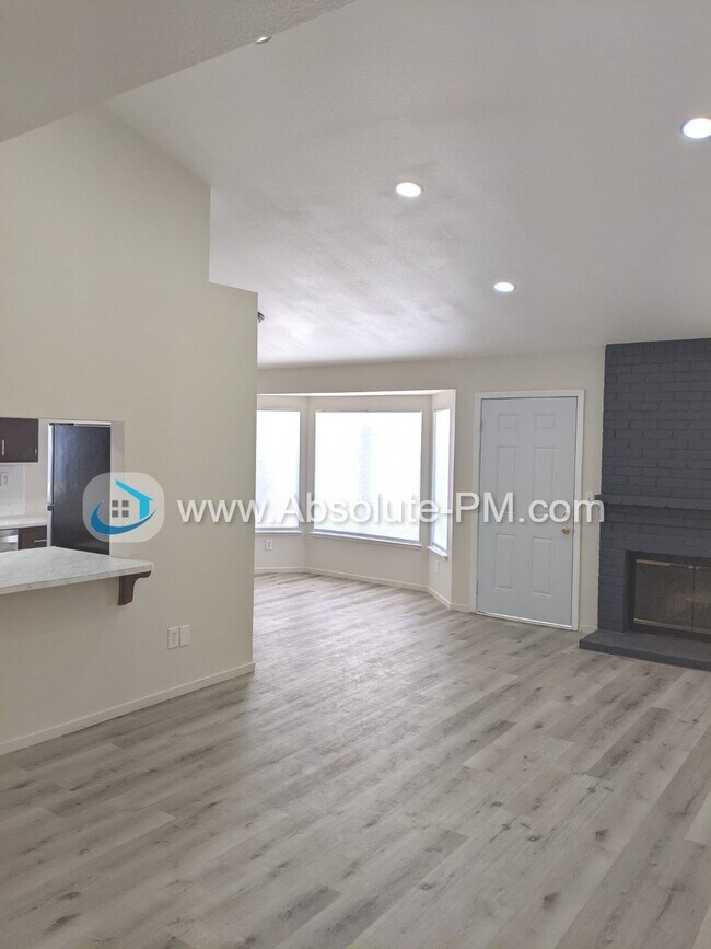 Foto del edificio - Amazing 4 Bedroom 2 Bath Home located in a...