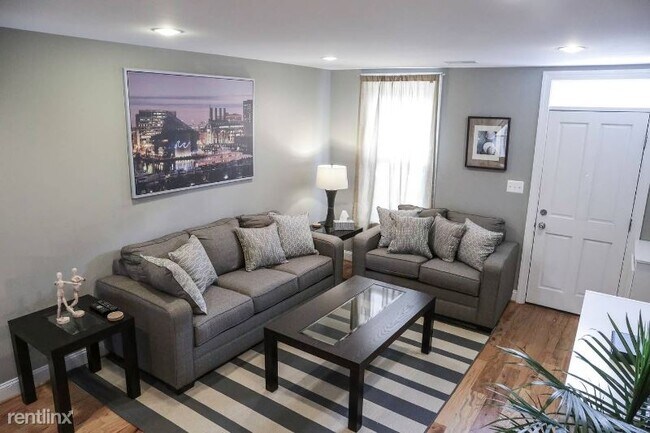 Building Photo - 3 br, 2 bath Townhome - 325 S Regester St