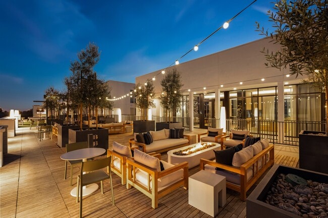 Building Photo - Overland & Ayres