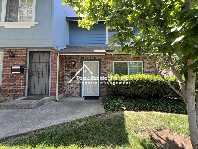 Foto del edificio - Spacious Carmichael 2bd/1.5ba Condo with Patio & Carport