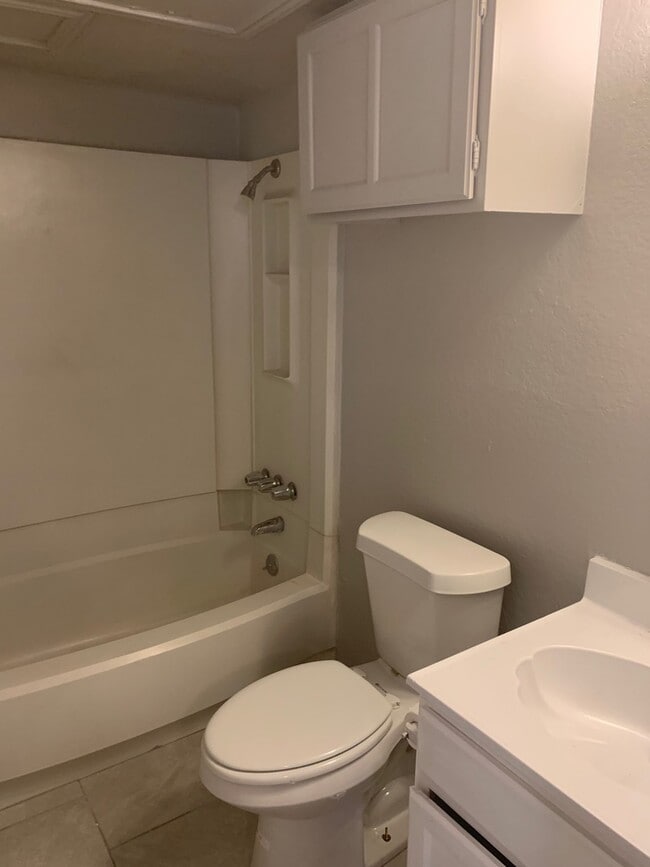 Building Photo - Great 1 bed 1 bath apartments!!