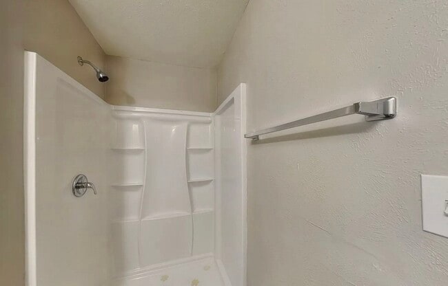 Building Photo - MOVE IN READY