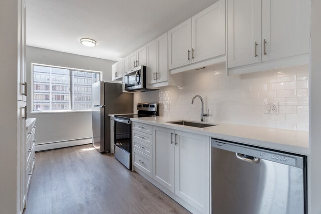 Photo du bâtiment - 150 & 160 Hughson St South