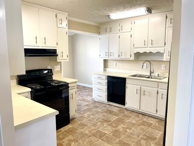 Building Photo - Welcome to this charming 3-bedroom, 3-bath...