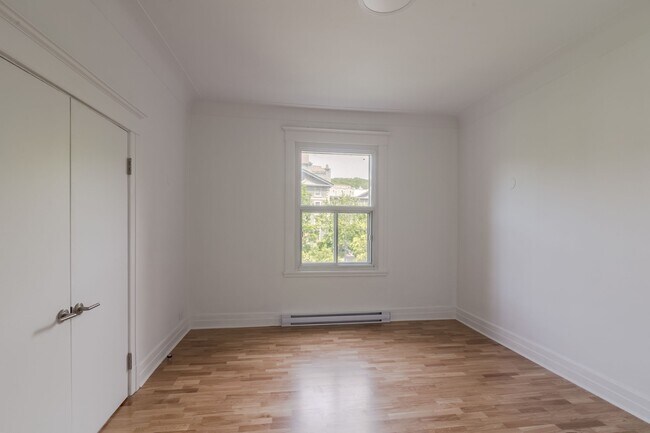 Building Photo - 2068 Rue Sherbrooke O