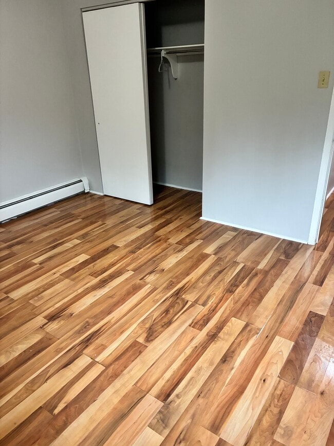 Building Photo - Unit Available Sept 1
