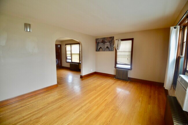 Building Photo - 105 Beardsley Park Terrace