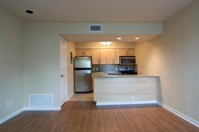 Building Photo - 7685 Northcross Dr