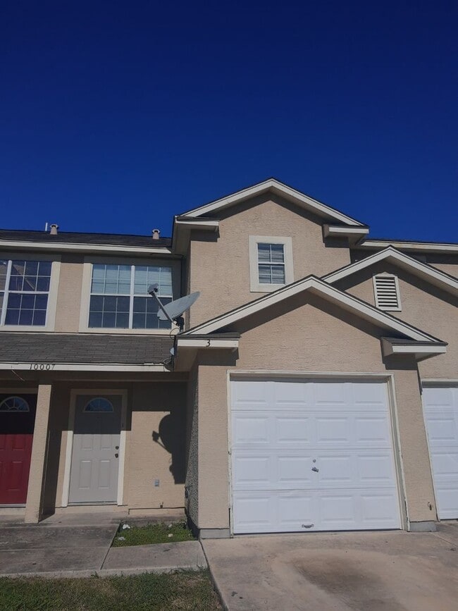 Foto del edificio - Converse 3 Bedroom Townhouse with Attached One-Car Garage and Large Fenced Backyard