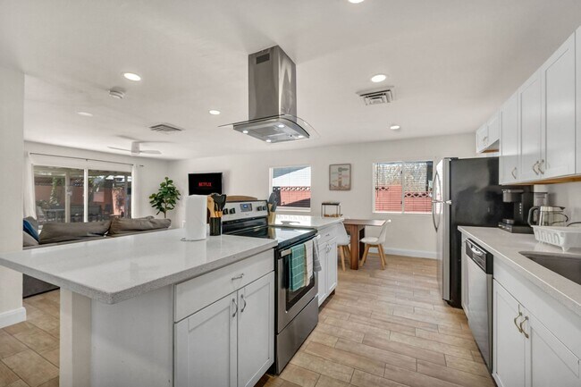 Foto del edificio - Spacious Furnished 5 Bed / 2 Bath Single Family Home with Private Pool in Las Vegas