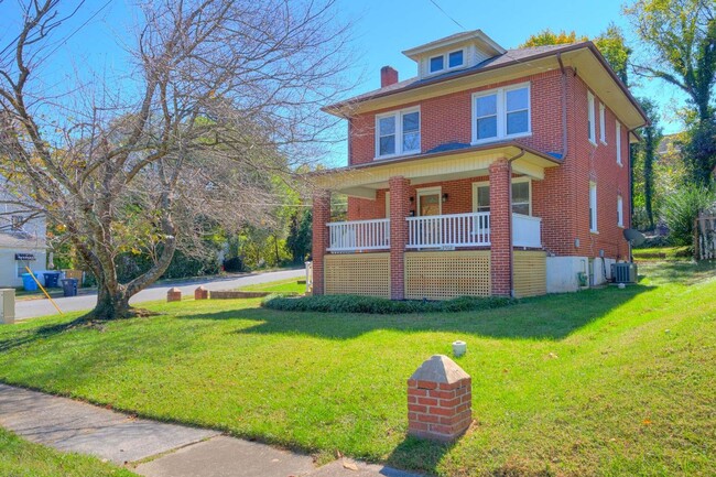 Building Photo - Grandin Court Foursquare convenient to SW City & SW Co!