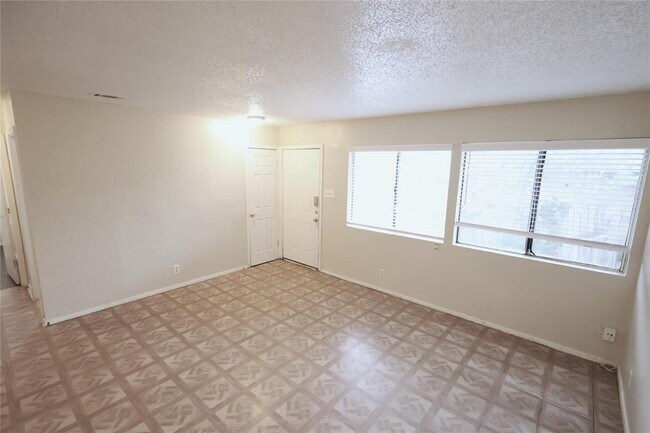 Building Photo - 2106 Donahue Ln