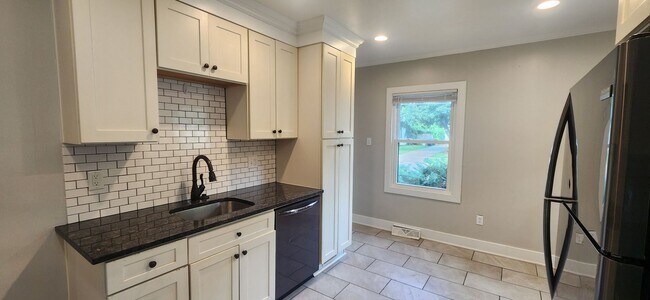 Building Photo - 2 Bed 1 Bath Home