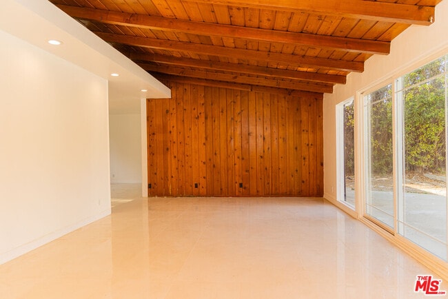 Foto del edificio - 5604 Valley Circle Blvd