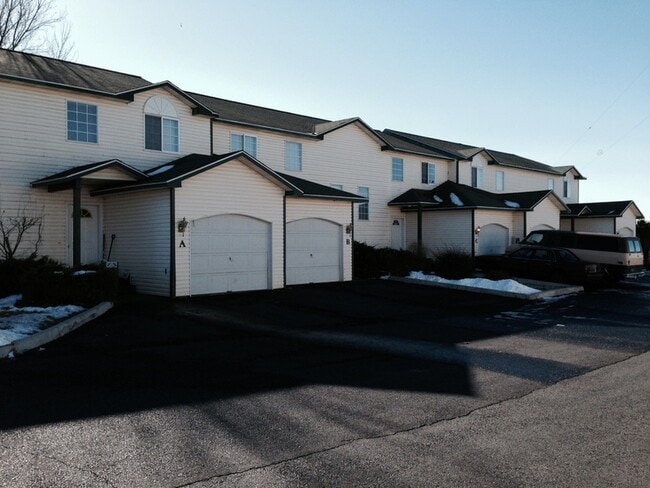 Building Photo - 1330 D S Skyline Dr