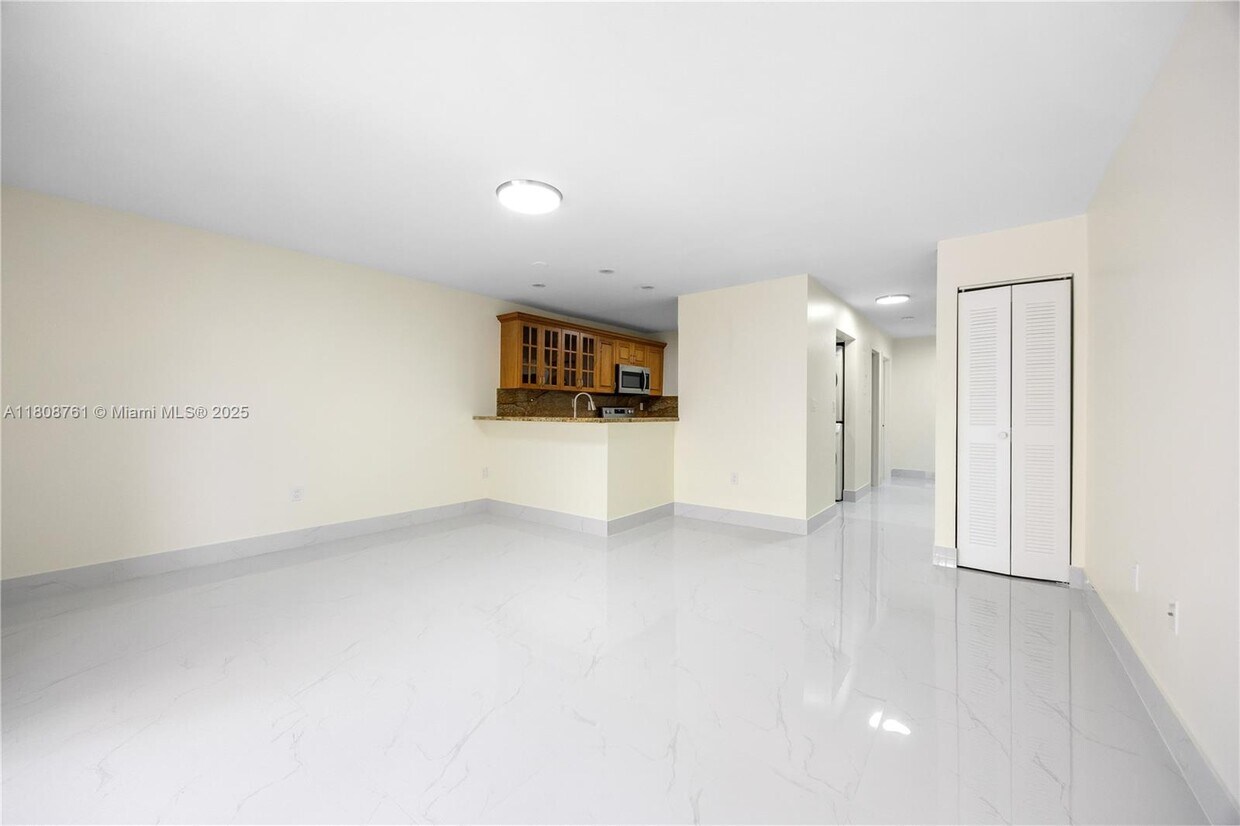 Foto principal - 2427 W 52nd Pl