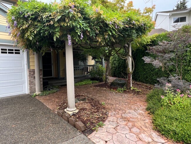 Building Photo - Stunning 4 Bed Home in Quiet Cul-De-Sac.