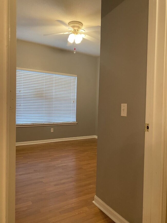 Building Photo - 447 W Longleaf Dr