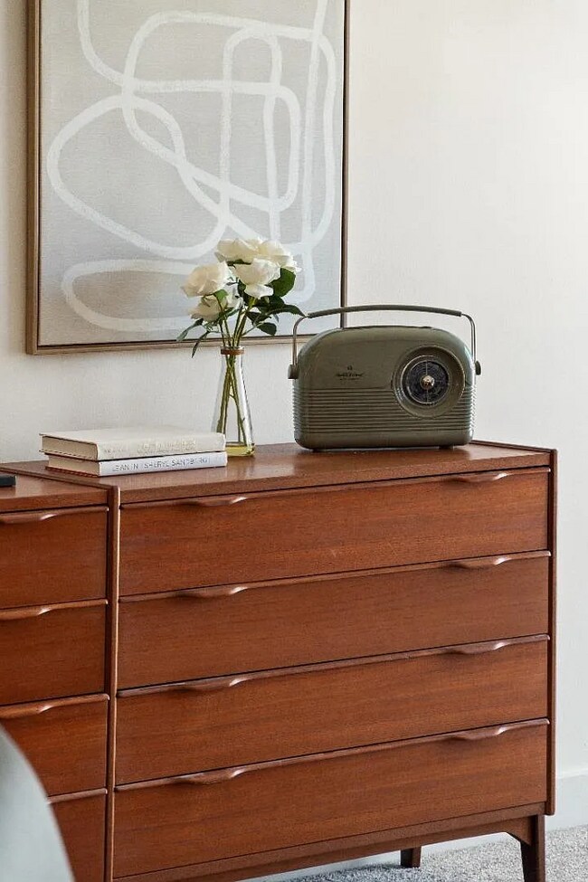 Building Photo - "Chic 1-Bedroom Furnished Apartment with G...
