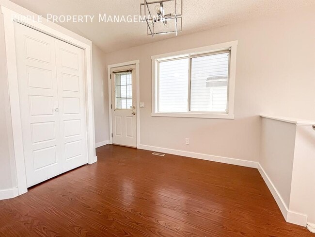 Building Photo - Modern 2 Beds, 1 Baths Main Floor/ Upper |...
