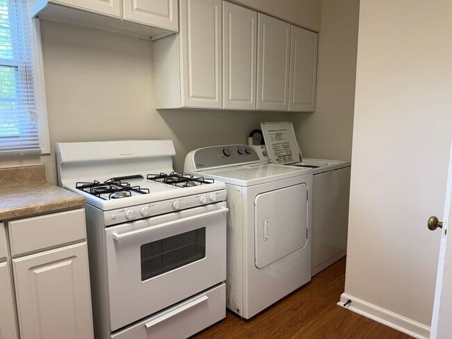 Building Photo - Cozy 2 Bedroom Home
