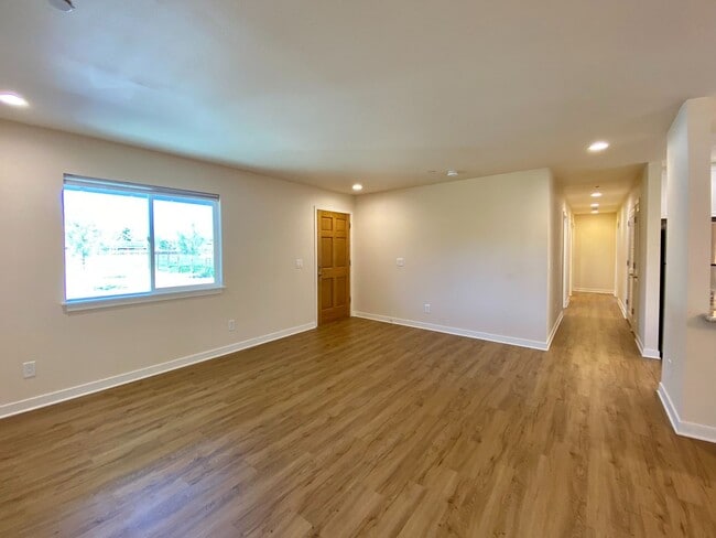 Building Photo - COMING SOON! 3 Bedrooms, 2 Bathrooms with ...