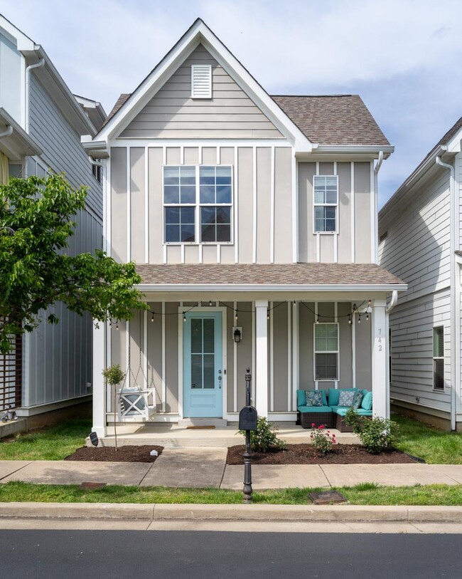 Porch furniture included in the rental - 742 Cottage Park Dr